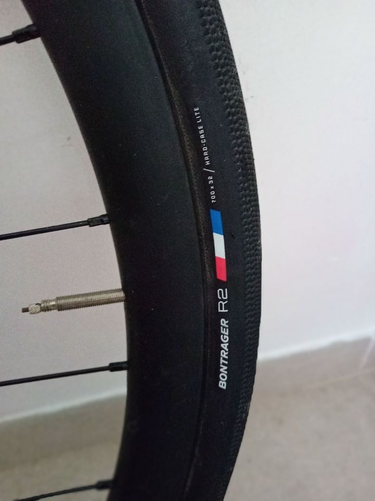 Used Devox 35mm de perfil con neumaticos Bontrager R2 32mm 2023 bike — image 2 of 6