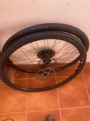 Used Giant tubeless 2023 bike — image 2 of 2