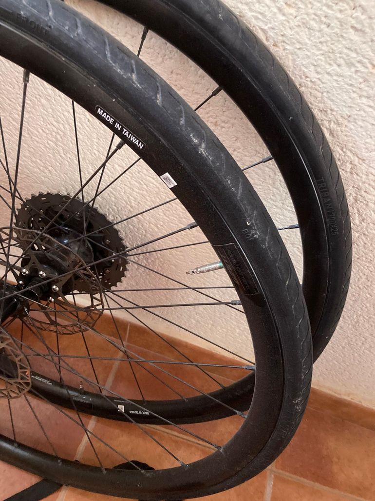 Used Giant tubeless 2023 bike — image 1 of 2