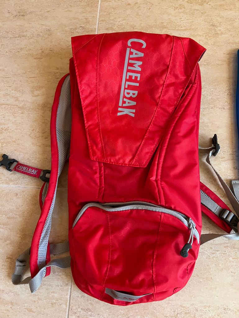 Used Camelbak MOCHILA HIDRATACION CLASSIC ROJO/PLATA 2, 5L 2023 bike — image 2 of 10