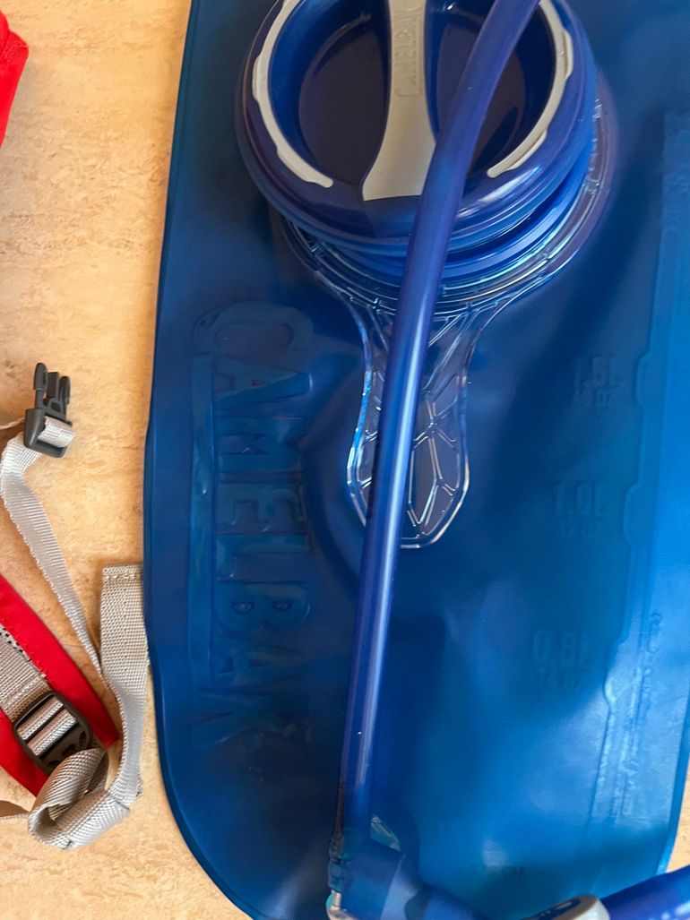 Used Camelbak MOCHILA HIDRATACION CLASSIC ROJO/PLATA 2, 5L 2023 bike — image 5 of 10
