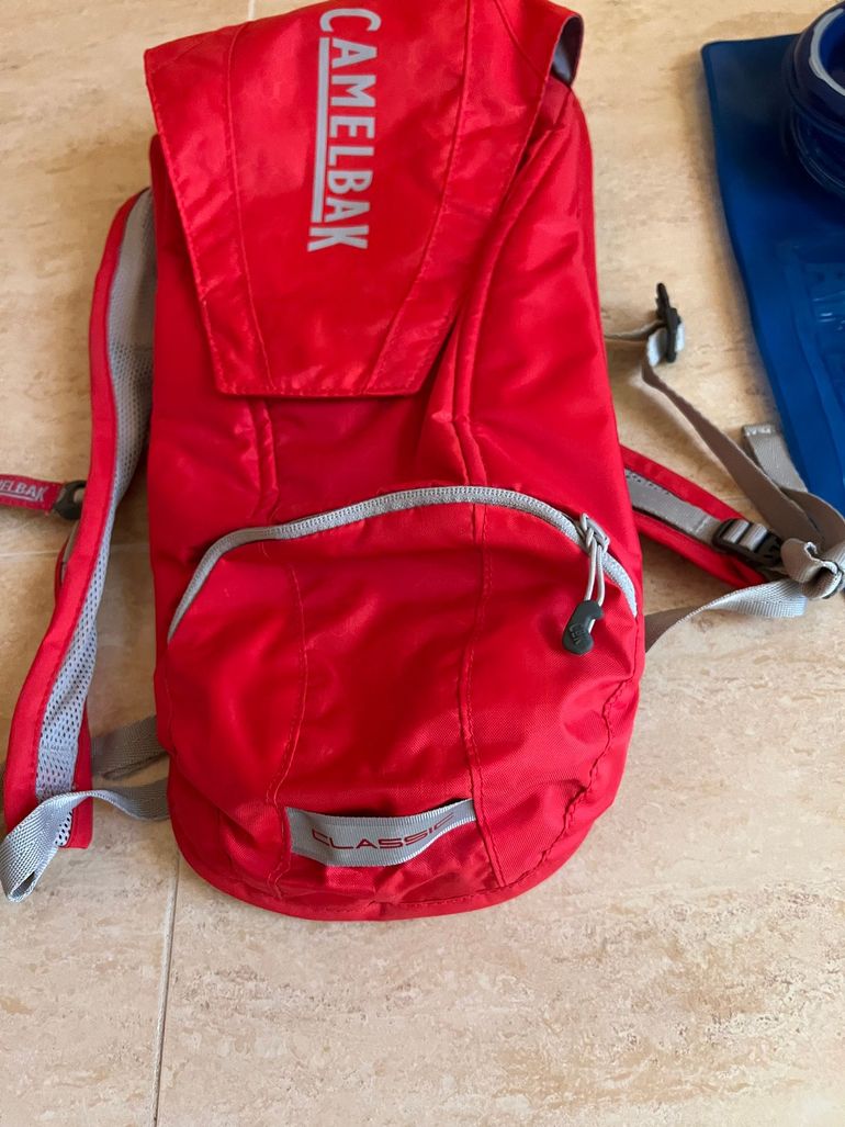 Used Camelbak MOCHILA HIDRATACION CLASSIC ROJO/PLATA 2, 5L 2023 bike — image 4 of 10
