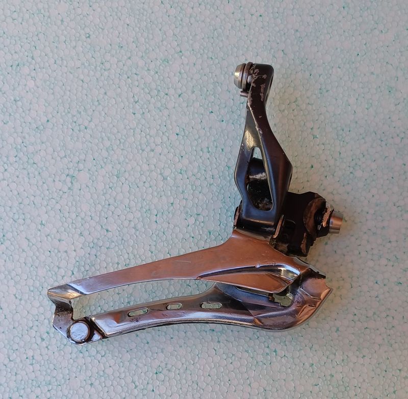 Brugt Shimano deragliatore anteriore Ultegra FD6800 JAPAN bici corsa FD-6800 Cambio Drivetrain & Pedals
