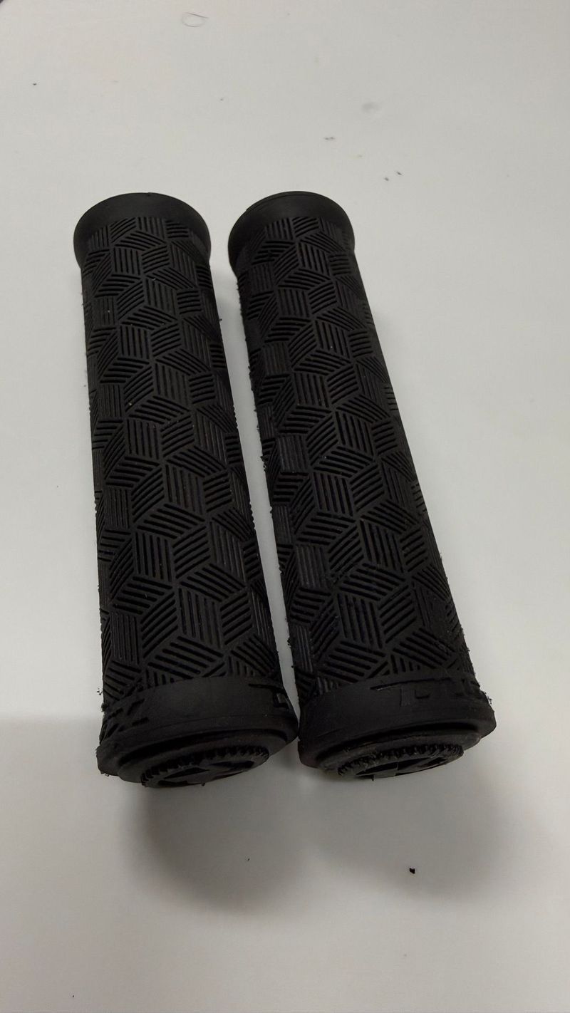 Used Kona Push-on Grips Black 2022 Cockpit