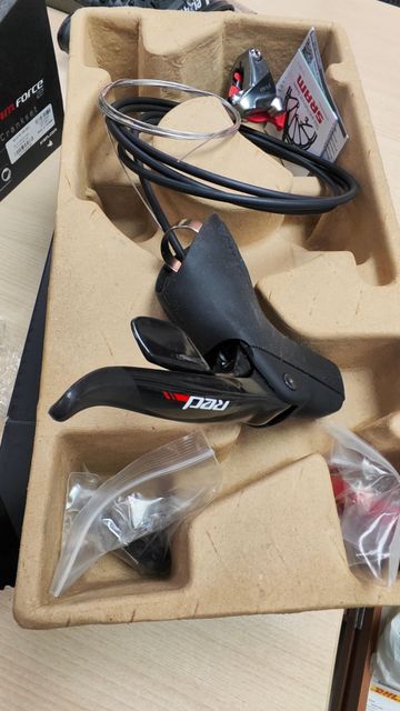 Käytetty Sram RED 11-speed Rear Flat Mount Brake Lever Brakes