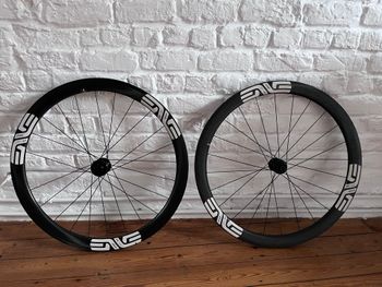 Enve, Paire de roues  Foundation avec stickers  SES 3.4.