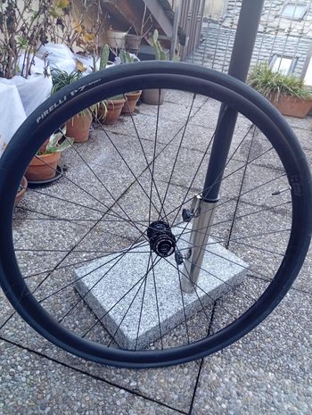 maddux RD 30 Alloy Wheelset 700c Disc Brakes, Center Lock 2022 bike de segunda mano — imagen 2 de 4