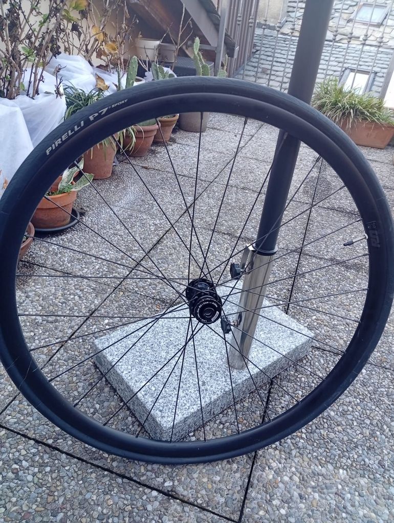 maddux RD 30 Alloy Wheelset 700c Disc Brakes, Center Lock 2022 bike de segunda mano — imagen 2 de 4