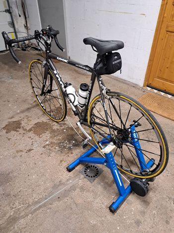 Tacx, home traîner  avec 7 niveaux de réglage. pliable et transportable.