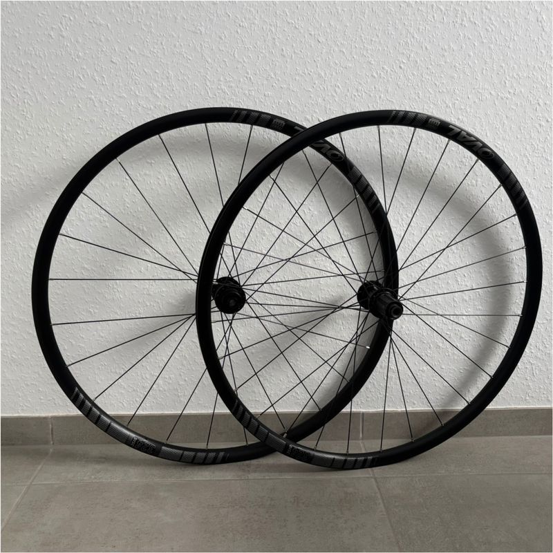 Used Oval Concepts Oval 324 Disc Laufradsatz TA 12x100/142mm Centerlock Shimano HG Wheels