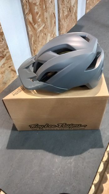 Troy Lee Designs, Flowline Helmet