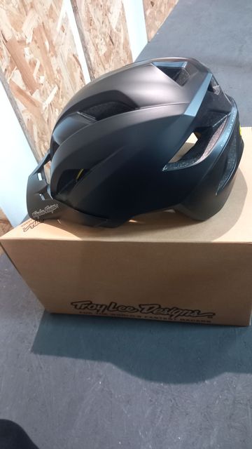 Used Troy Lee Designs SE4 MIPS Riser Monster Helmet 2025 bike — image 3 of 3