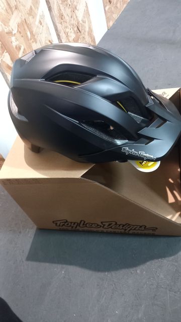Used Troy Lee Designs SE4 MIPS Riser Monster Helmet 2025 bike — image 1 of 3