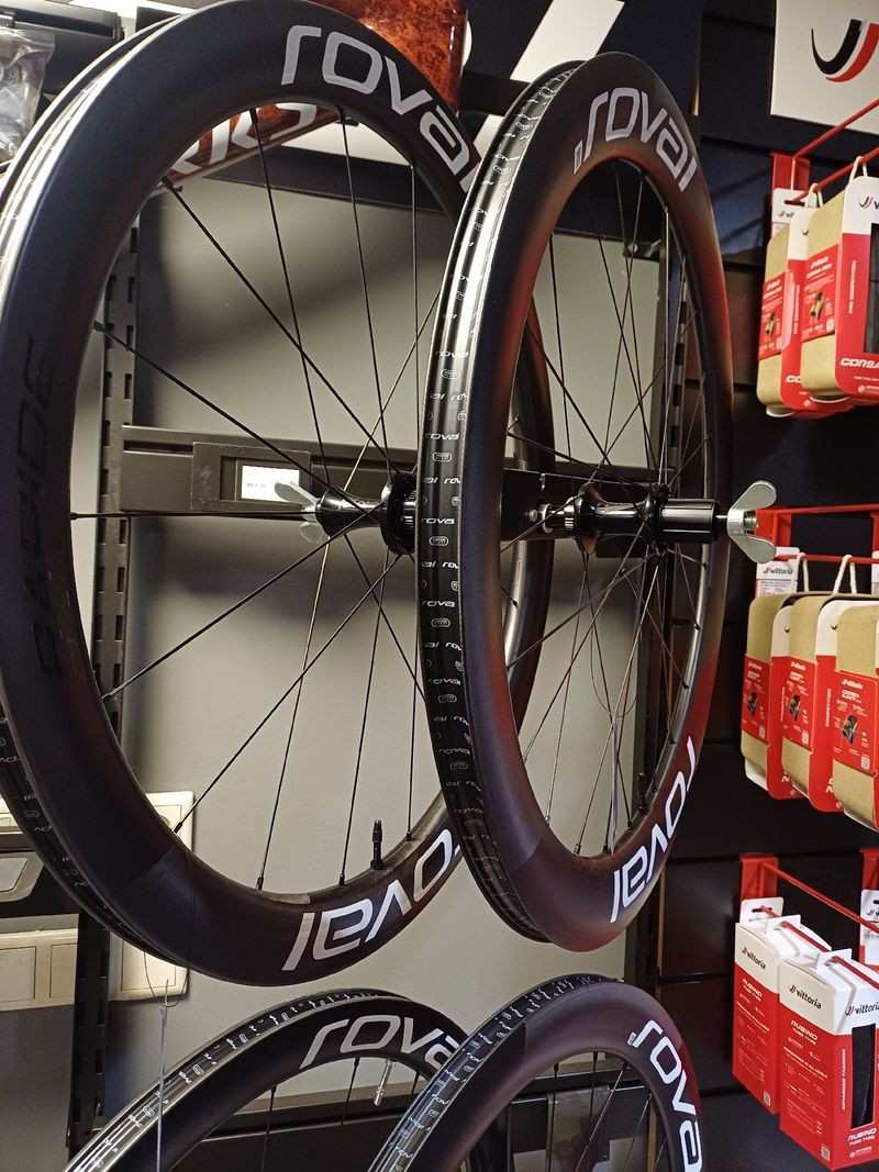 Used Roval rapide clx ll 2024 bike — image 1 of 2