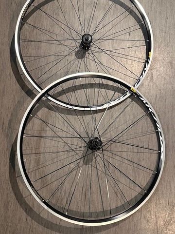 Mavic Aksium 28" Laufradsatz für Felgenbremse 2024 Wheels usato
