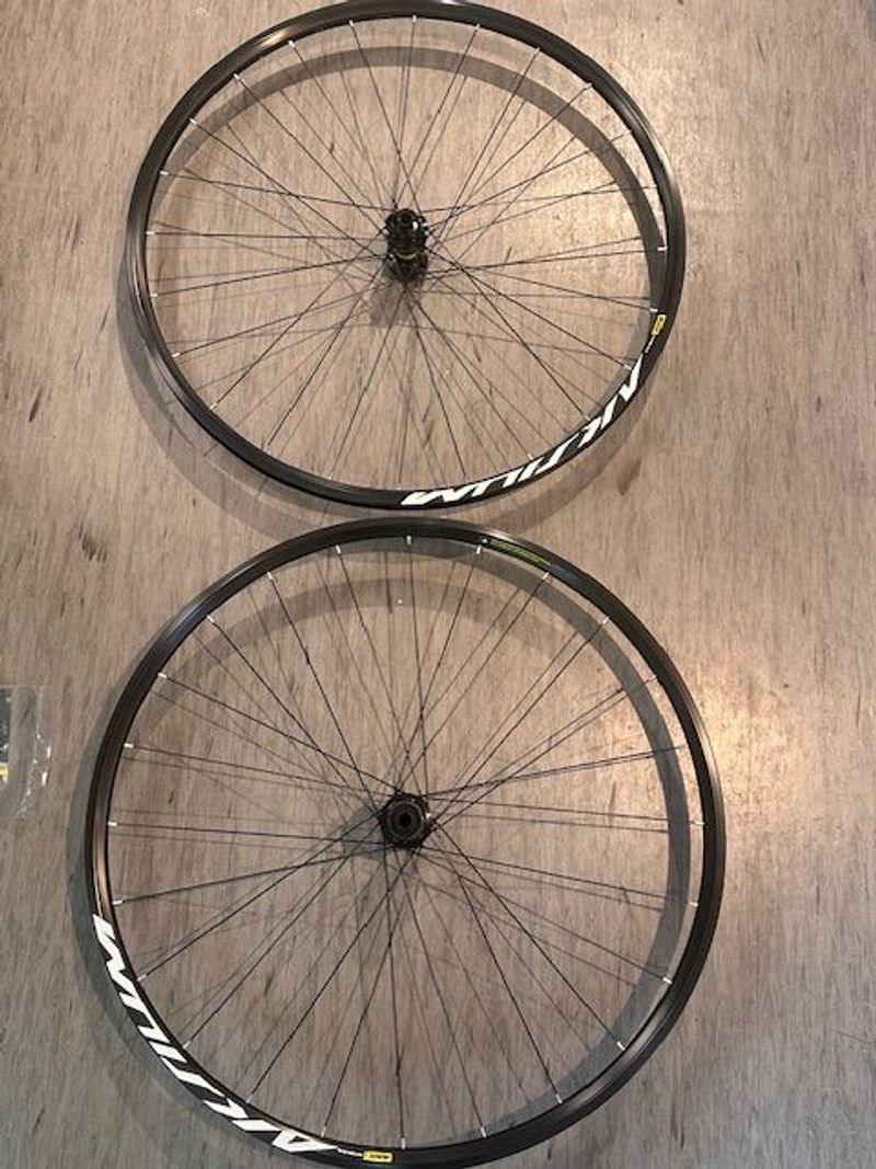 Mavic Aksium Disc 700c Wheelset 2024 Wheels usato