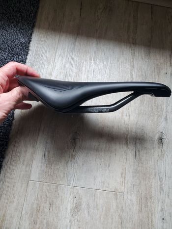 Used natural fit Nuance selle comme neuve , chariot carbon 2023 bike