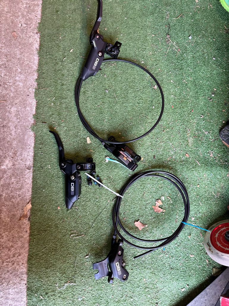 Used Sram DB8 Av/Ar neufs 2025 bike — image 1 of 5