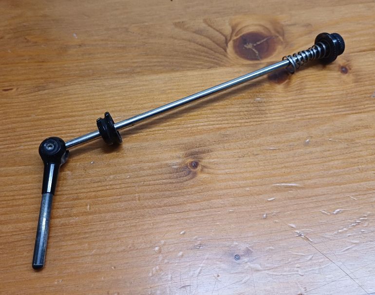 Used Nessuno Ergal Titanio perno passante Ruota Posteriore 130 Mm bike — image 1 of 4