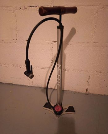 Neatt, Pompe a pied  aluminium manche en bois