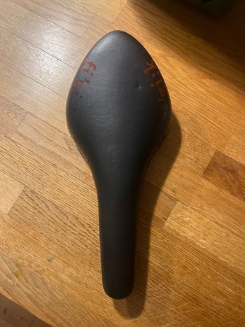 2023, Fizik Carbon Saddle