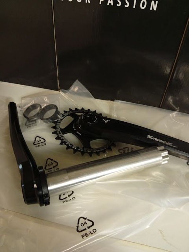 Używany Raceface Turbine Crankset 175mm BB30 Drivetrain & Pedals