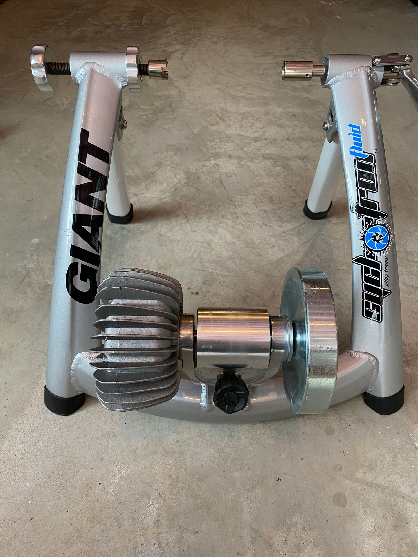 ジャイアント GIANT Cyclotron Fluid ST タイヤ等付 Indoor cycling trainer for winter sessions, featuring fluid