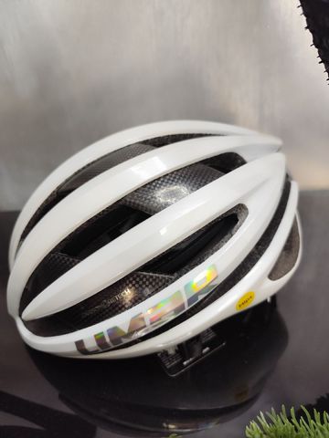 Used 2025 air pro carbon Mips bike — image 2 of 4