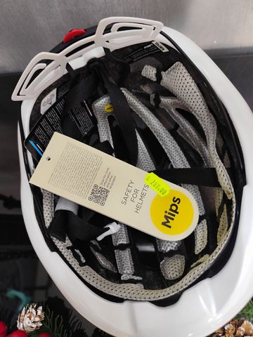 Used 2025 air pro carbon Mips bike — image 3 of 4