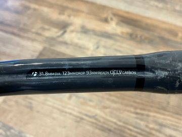 Used Bontrager ISO Zone Pro Carbon Handlebars bike — image 3 of 3