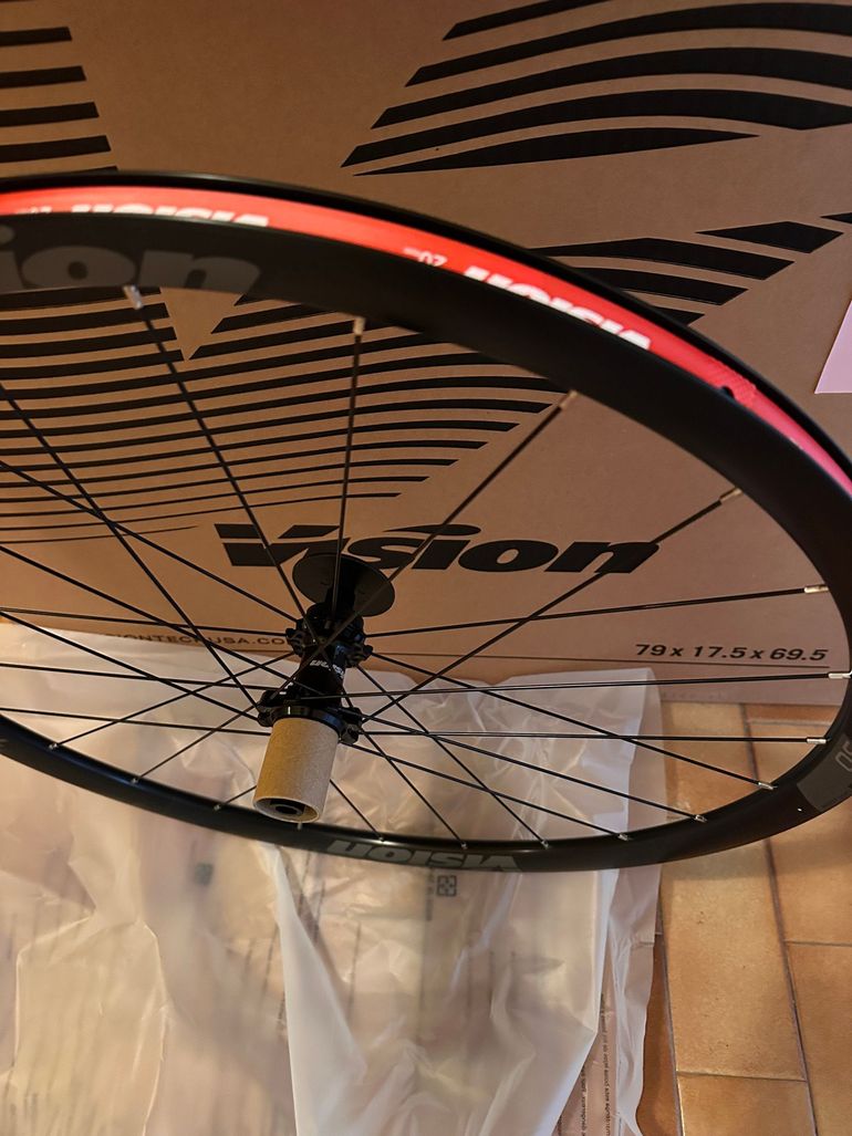Used Vision Team 30 Clincher Disc Brake Wheelset bike — image 4 of 5