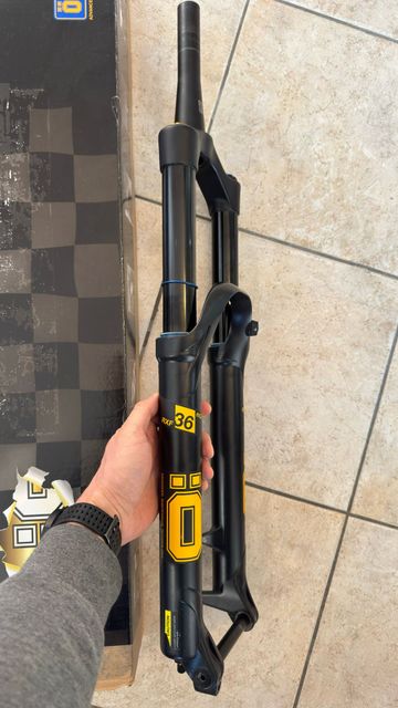 Used 2024 Öhlins RXF36 m.2 Air TTX18 29" 44mm Offset 140mm Travel bike — image 3 of 6
