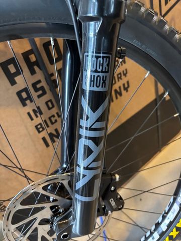 Używany 2024 RockShox Lyric 160 mm Fork bike — zdjęcie 4 z 8
