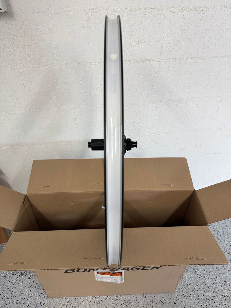 Used 2025 Aeolus RSL 62 TLR Disc REAR ONLY, Shimano HG 10/11-speed bike — image 7 of 13