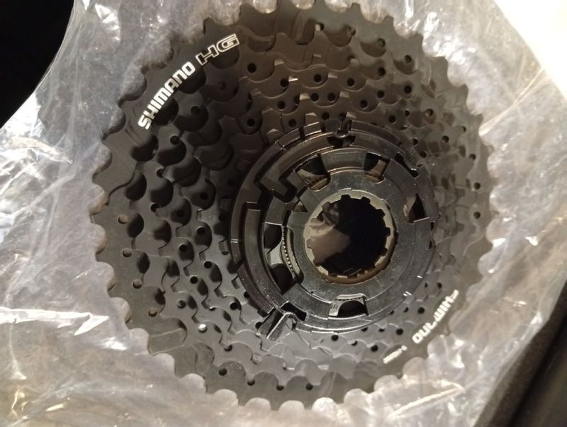 Gebrauchtes Shimano CS-HG200 9-speed 11-36T Cassette Drivetrain & Pedals