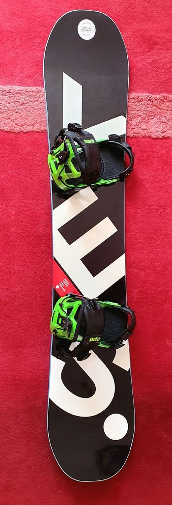 Used GNU GNU Snowboard YES Basic 155 cm + Fixation bike