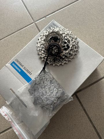 Used 2025 Shimano Ultegra CS-R8101 12-speed Drivetrain & Pedals
