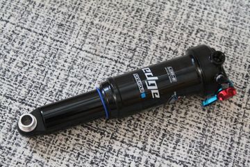Sr Suntour EDGE LO-R 185x55mm Trunnion bike d'occasion — image 2 sur 12