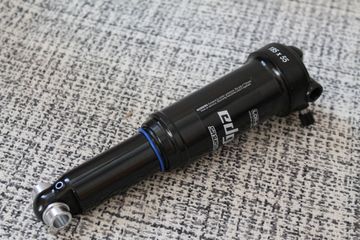 Sr Suntour EDGE LO-R 185x55mm Trunnion bike d'occasion — image 6 sur 12