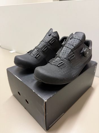 Used Fizik Tempo Overcurve R4 Black Size 43 bike — image 2 of 8