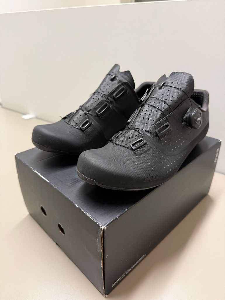 Used Fizik Tempo Overcurve R4 Black Size 43 bike — image 2 of 8