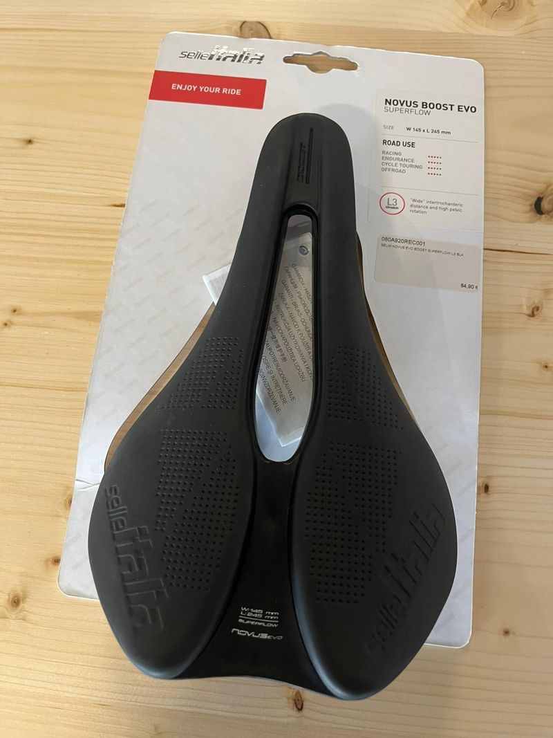 Sella Italia Novus Boost Evo Superflow Saddles & Seatposts de segunda mano