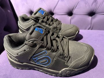Used Five Ten Buty Impact Low Black Blue bike — image 2 of 7