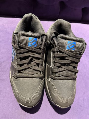 Used Five Ten Buty Impact Low Black Blue bike — image 6 of 7