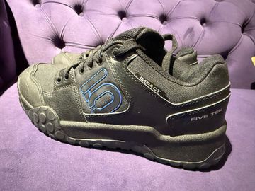 Used Five Ten Buty Impact Low Black Blue bike — image 5 of 7