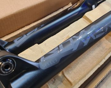 Used Rock Shox RockShox Boxxer Select Debonair 29" 200mm bike — image 2 of 3