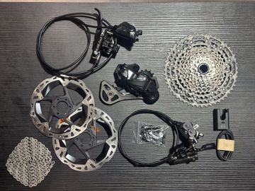 Gebrauchtes Shimano XTR Di2 RD-M9250 12-speed Drivetrain & Pedals