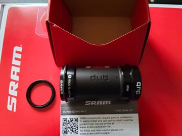 Brugt 2025 SRAM DUB BB30 73-A ROAD CERAMIC Drivetrain & Pedals