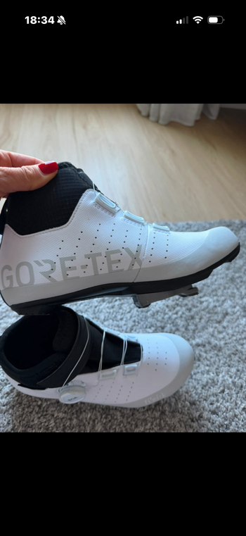 Used 2025 Fizik tempo Artica R5 Gore-tex bike — image 2 of 11
