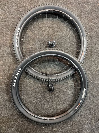 Used 2025 DT Swiss FR560 Wheelset bike